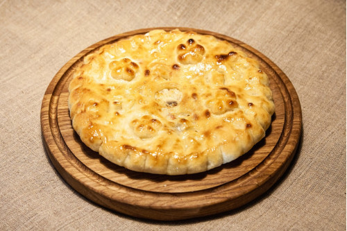 Осетинский пирог с курицей, грибами и сыром