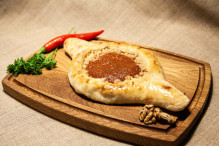 Хачапури по-аджарски с ореховым соусом и курицей