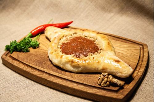 Хачапури по-аджарски с ореховым соусом и курицей